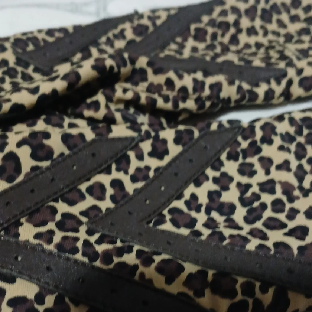 Isotoner Leopard Print Gloves with Brown Accents - Picture 3 of 6